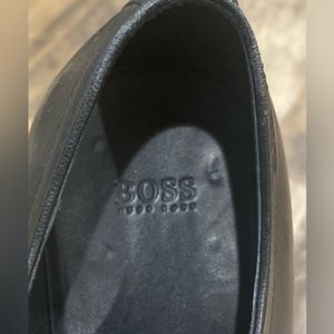 Men’s barely worn Hugo Boss size 9.5 black dress shoes